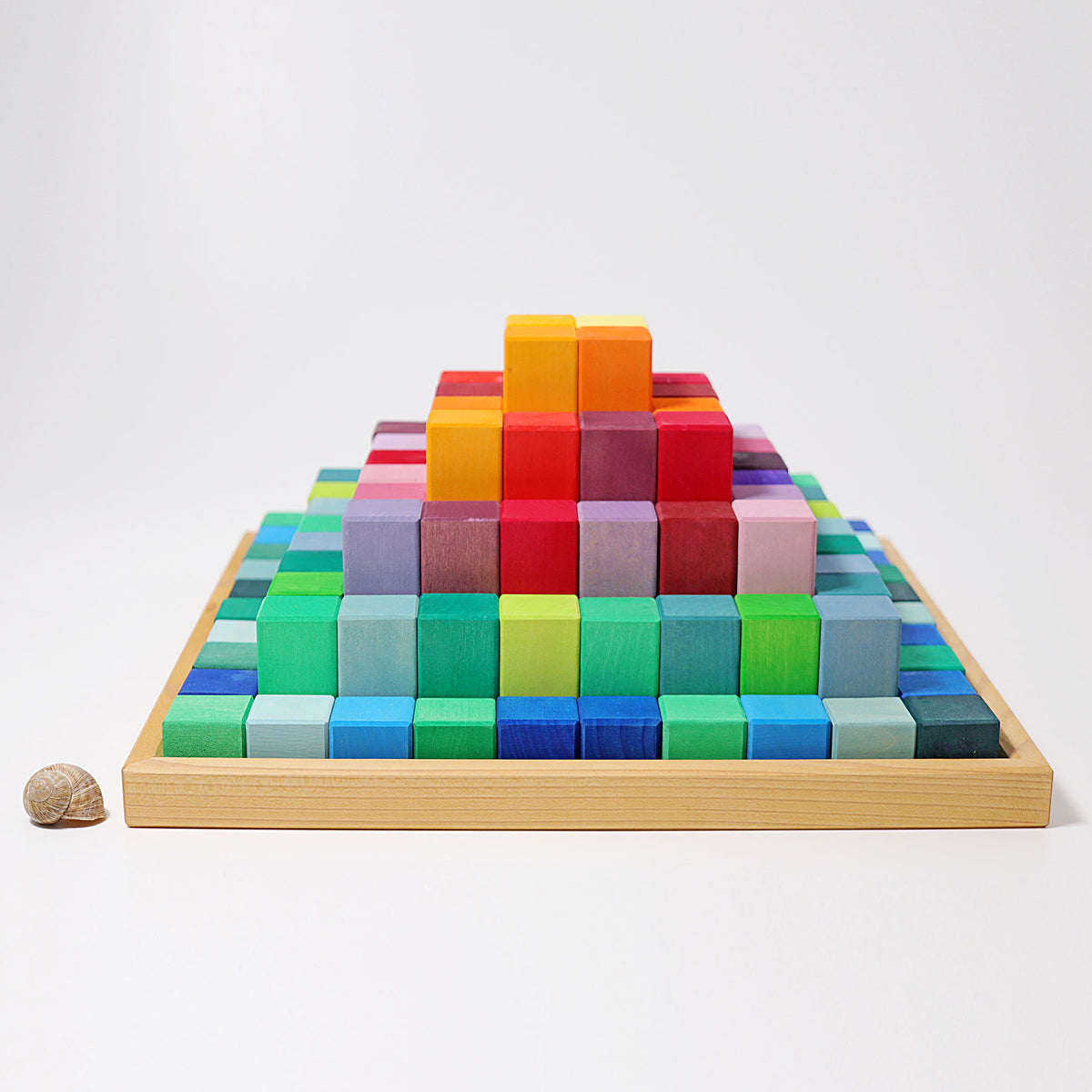 Die Grosse Stufenpyramide von Grimm's ist ein Bauspiel aus vielen bunten Bauklötzen die wie eine Pyramide im passenden Holzrahmen aufgestellt sind. Auf diesem Bild sind die farbigen Bauklötze nach Größe geordnet.
