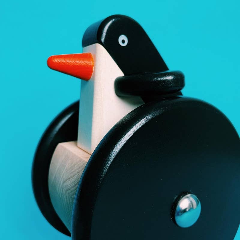 Bajo Stehaufmännchen Pinguin aus Holz auf Rädern