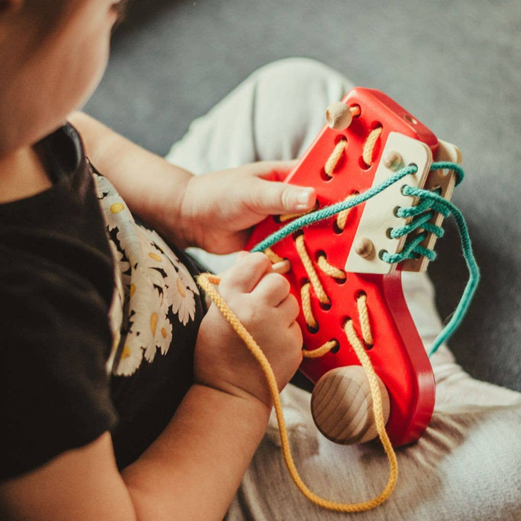 Bajo Fädelspiel, Steppschuh auf Rädern