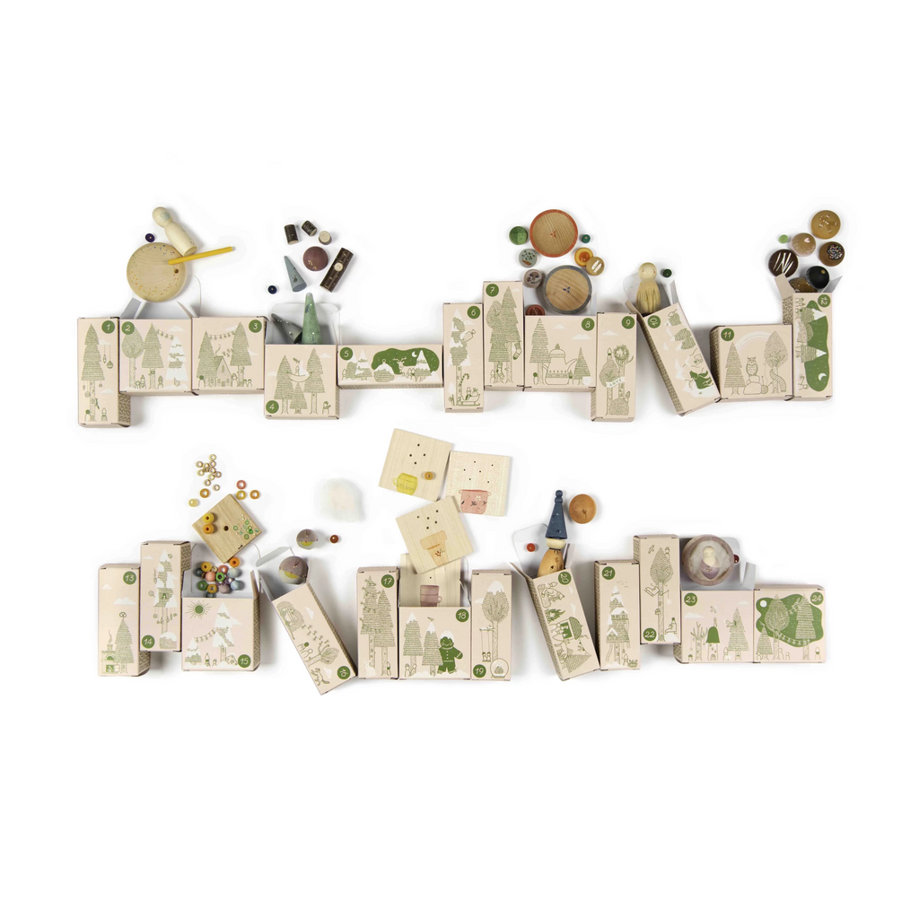 Entdecke, was im Adventskalender Edition 2025 von Grapat enthalten ist: liebevoll ausgewählte Spielzeuge, Bastelmaterialien und kleine Überraschungen für Kinder, präsentiert in geöffneten Schachteln aus Karton, welche mit grünen Motiven bedruckt sind.
