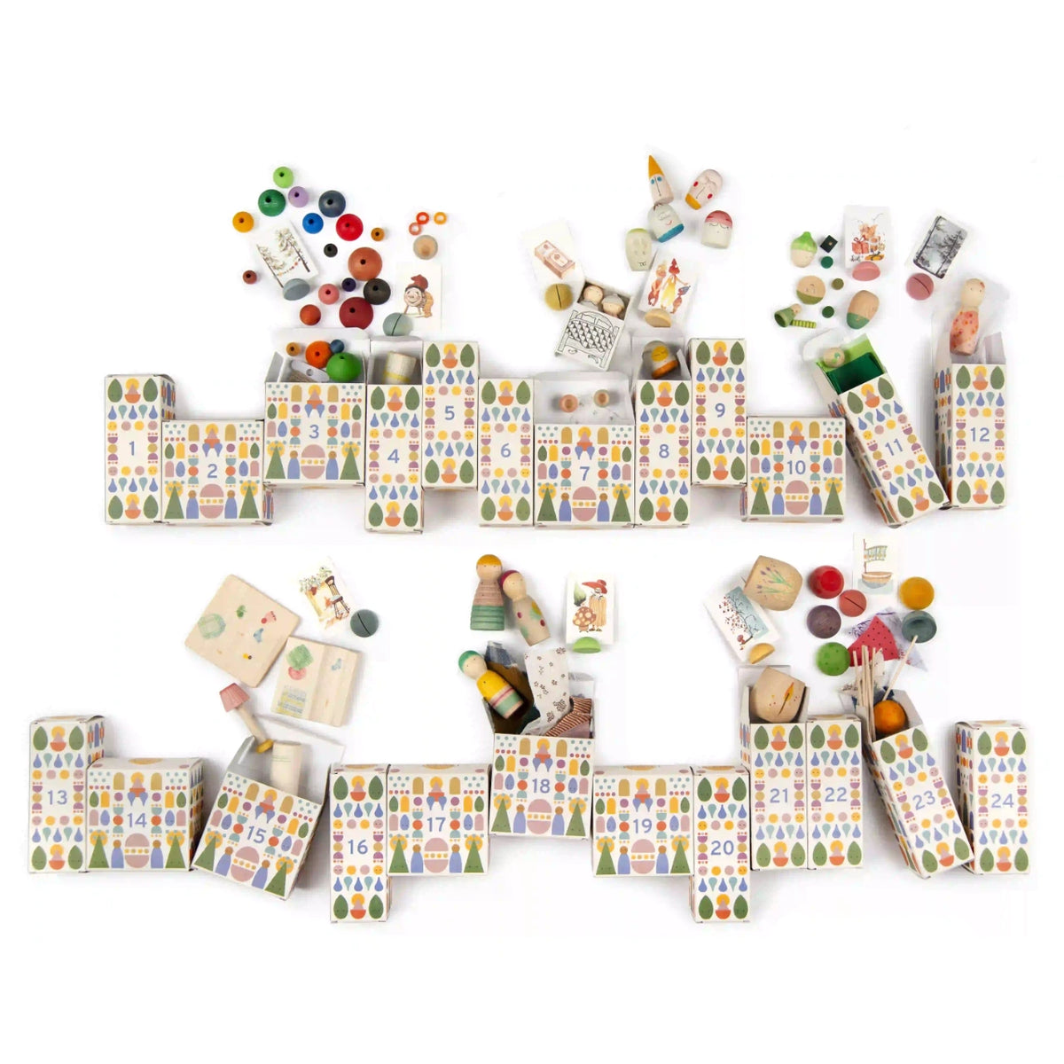 Der Grapat Adventskalender Limited Edition 2026 ist hier als Flatlay hingelegt. Die 24 kleinen Faltschachteln haben Weiß als Grundfarbe und sind mit bunten Motiven bedruckt, die ein bisschen an altes Spielzeug aus dem Erzgebirge erinnern. Jede Schachtel ist mit einer Ziffer von 1–24 versehen. Die Schachteln liegen in zwei Reihen. Einige der Schachteln sind geöffnet, heraus schauen bunte Holzperlen, Mini-Möbel und Utensilien, kleine Nins und süßes Bastelmaterial.