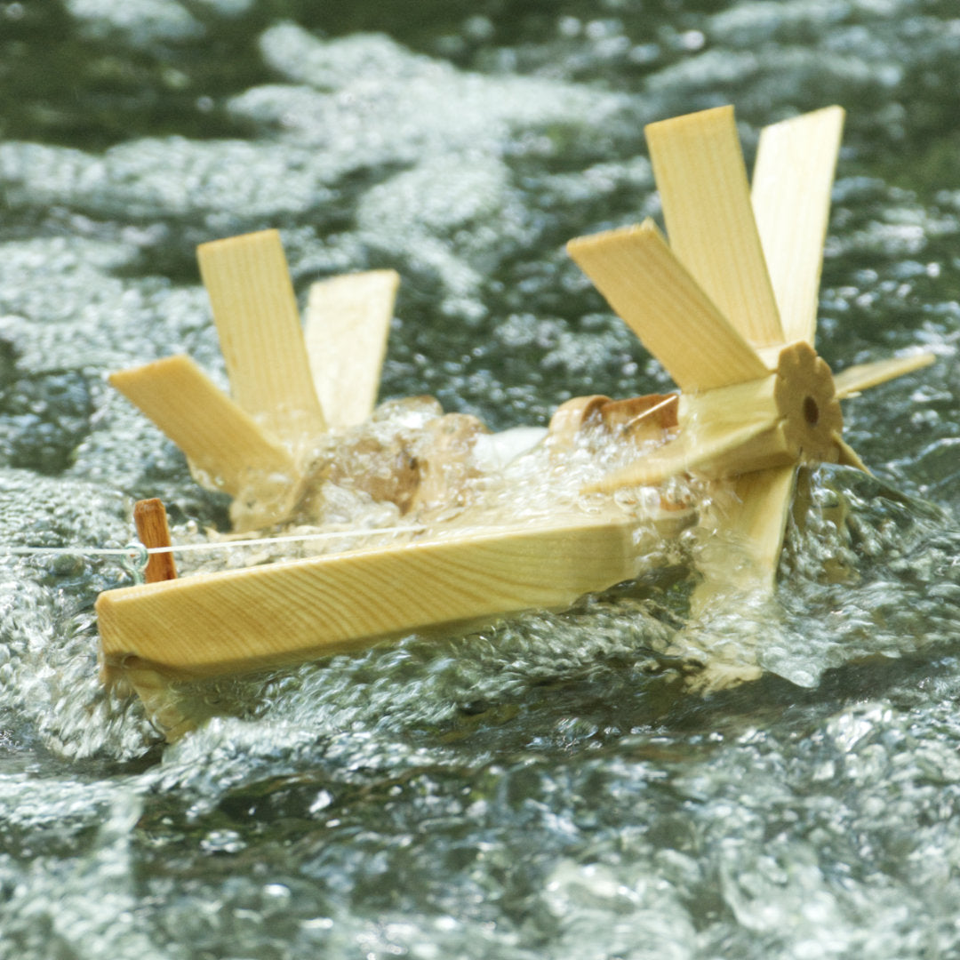 Gegenstromboot aus hellen heimischen Hölzern im Wasser