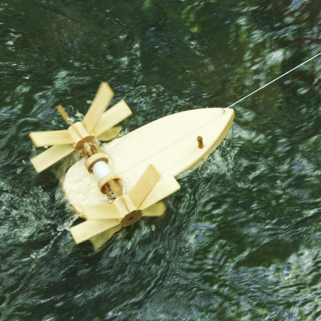 Gegenstromboot aus hellen heimischen Hölzern im Wasser, Draufsicht