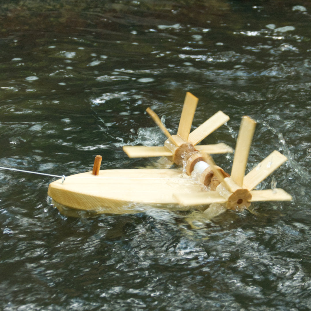 Gegenstromboot aus hellen heimischen Hölzern im Wasser