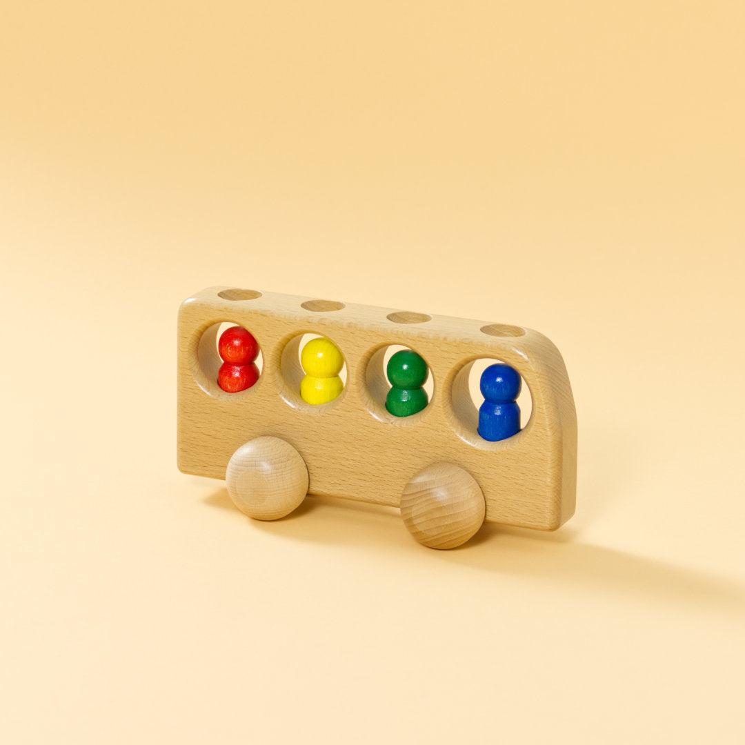 Holz-Bus mit bunten Figuren