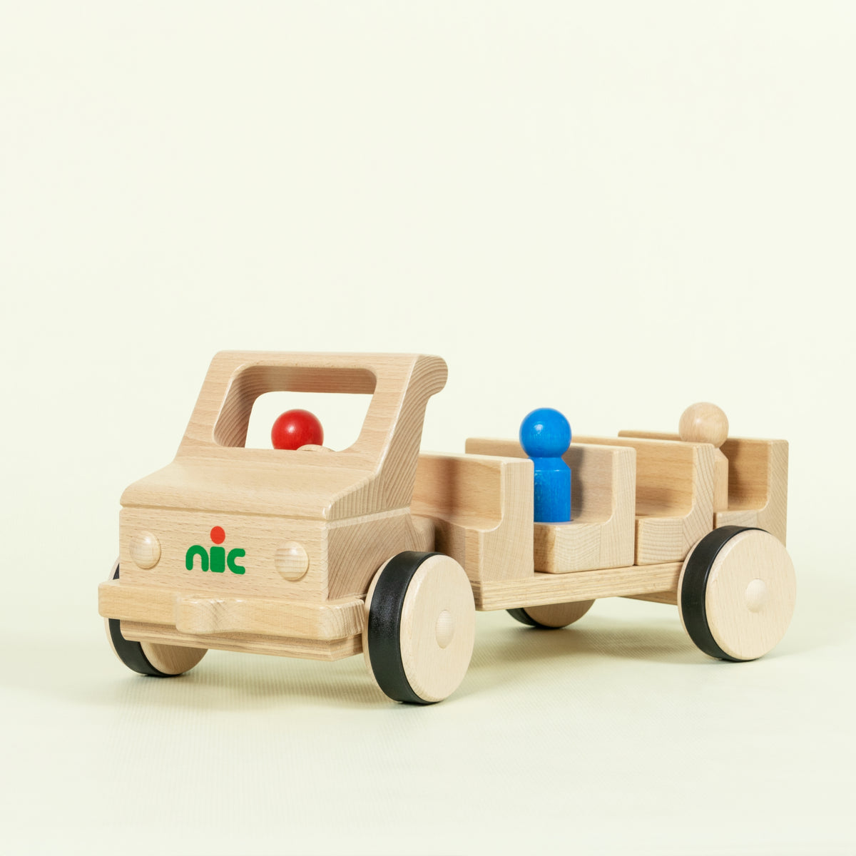 Holzbus aus Buche naturlackiert mit Gummireifen und drei Holzfiguren