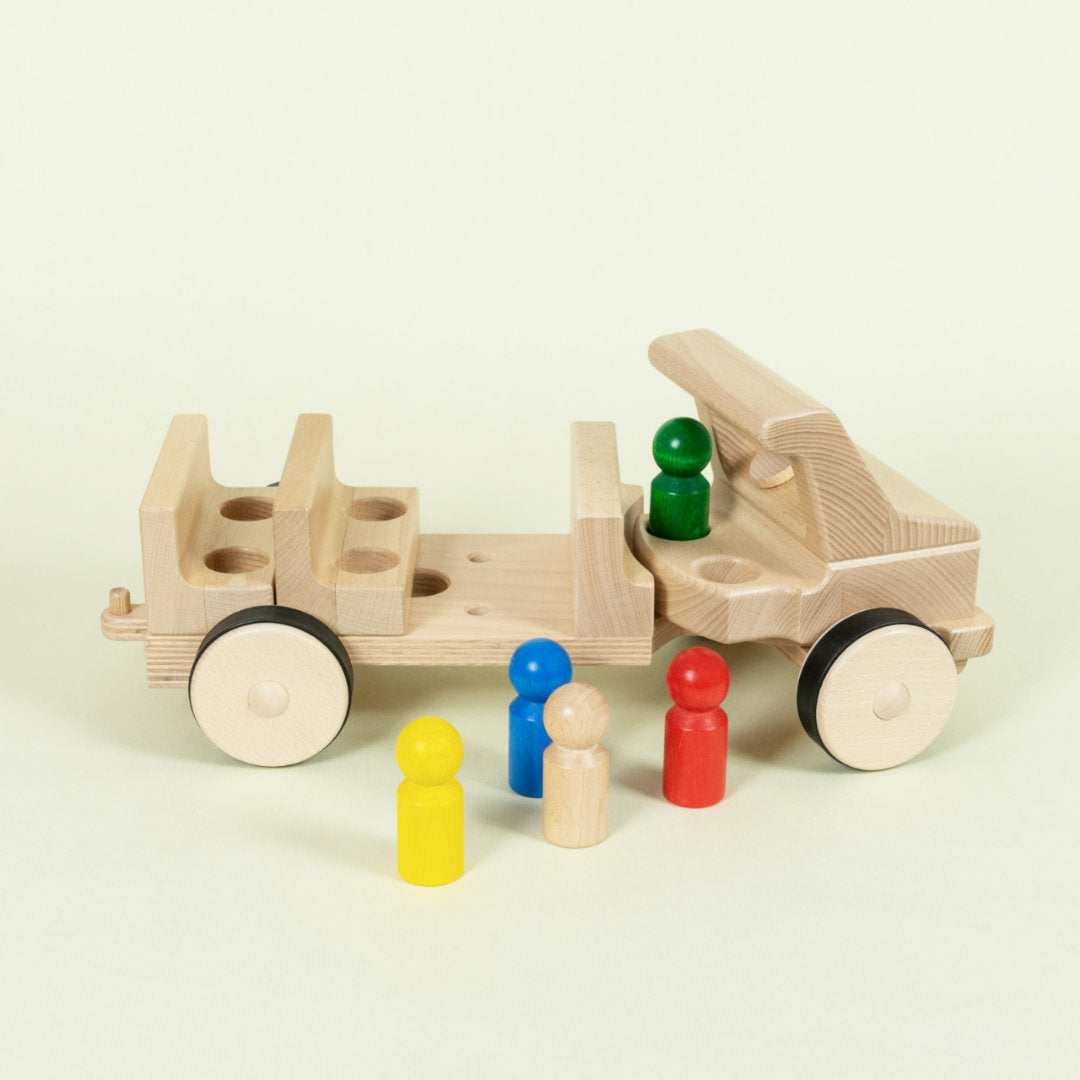 Fahrzeug aus Holz mit funktionellen Holzelementen wie abnehmbaren Holzbänken