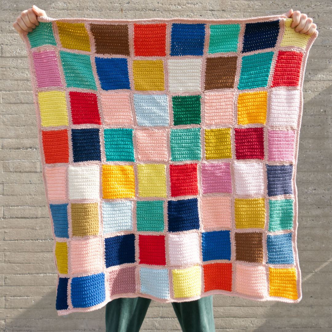 Hochgehaltene Decke aus 64 Bunten Patches selbst gemacht