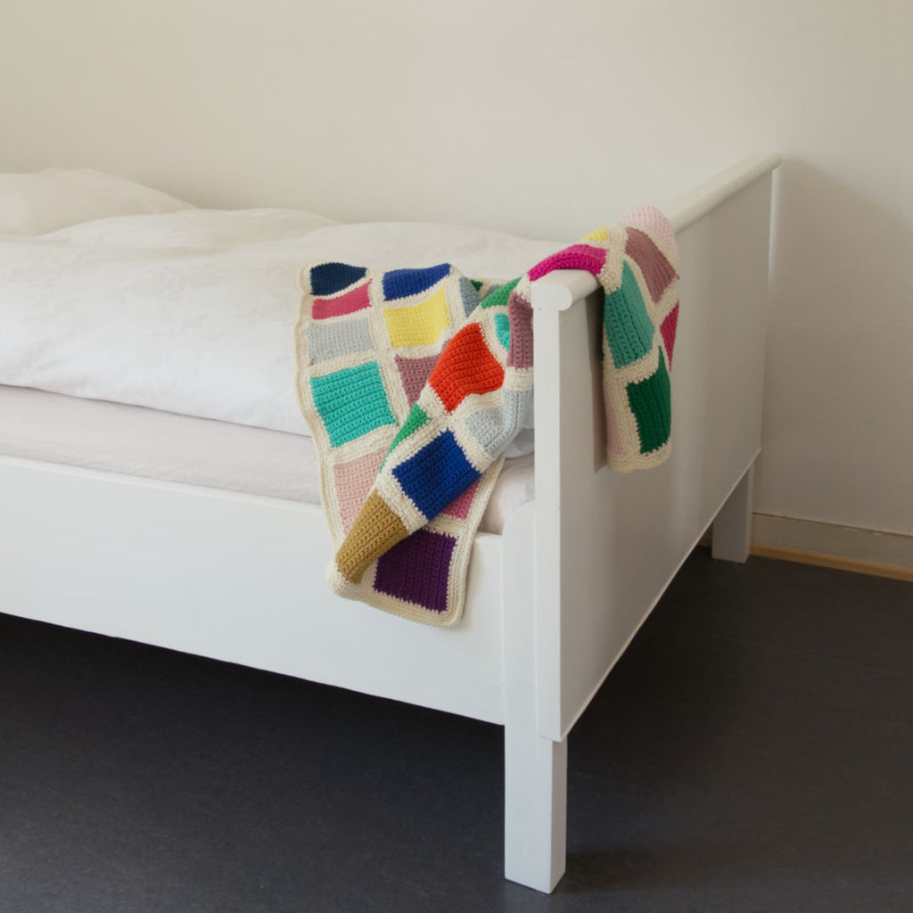 Bunte, gehäkelte Decke mit Muster