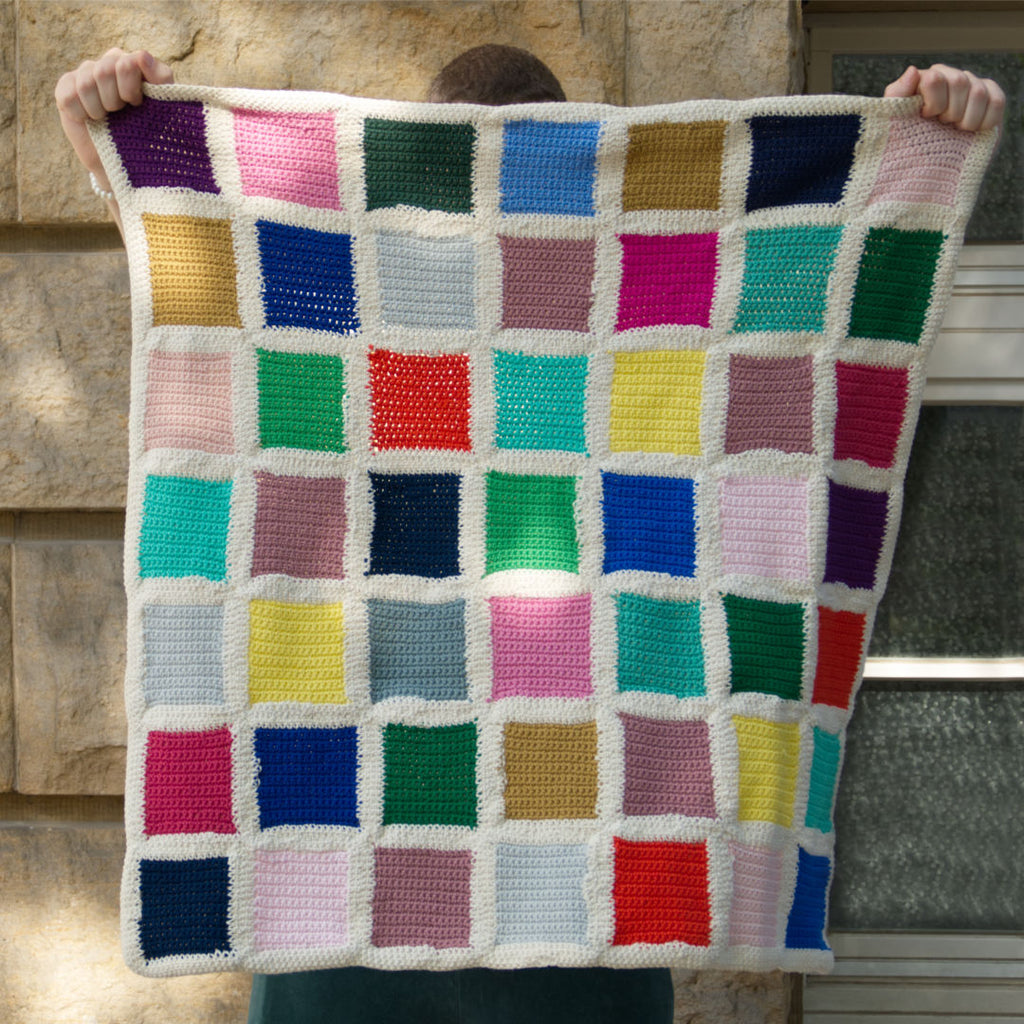Bunte, gehäkelte Decke mit Muster