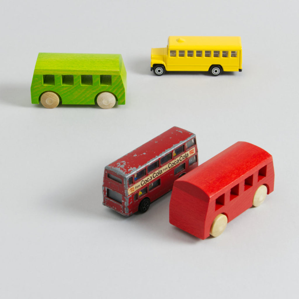 Verschiedene Spielzeug-Fahrzeuge Typ Bus