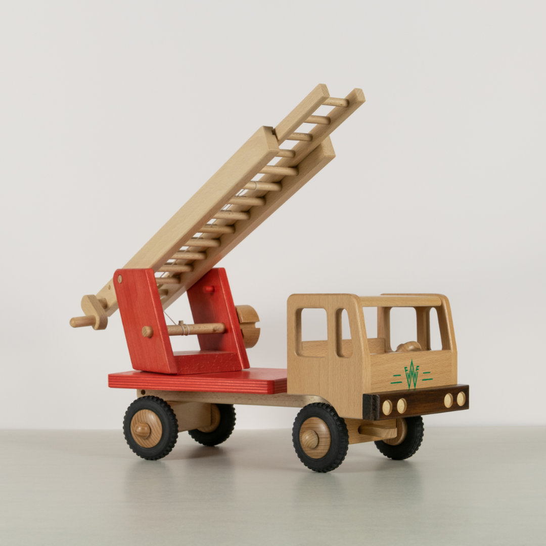 Feuerwehrauto aus Holz in rot / naturfarben mit Vollgummireifen