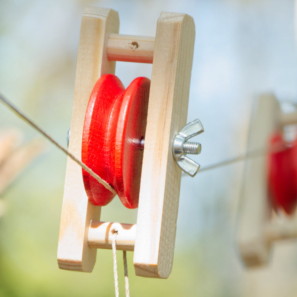 Detail Flaschenzug Rolle aus Holz in rot und naturfarben mit Hanfschnur