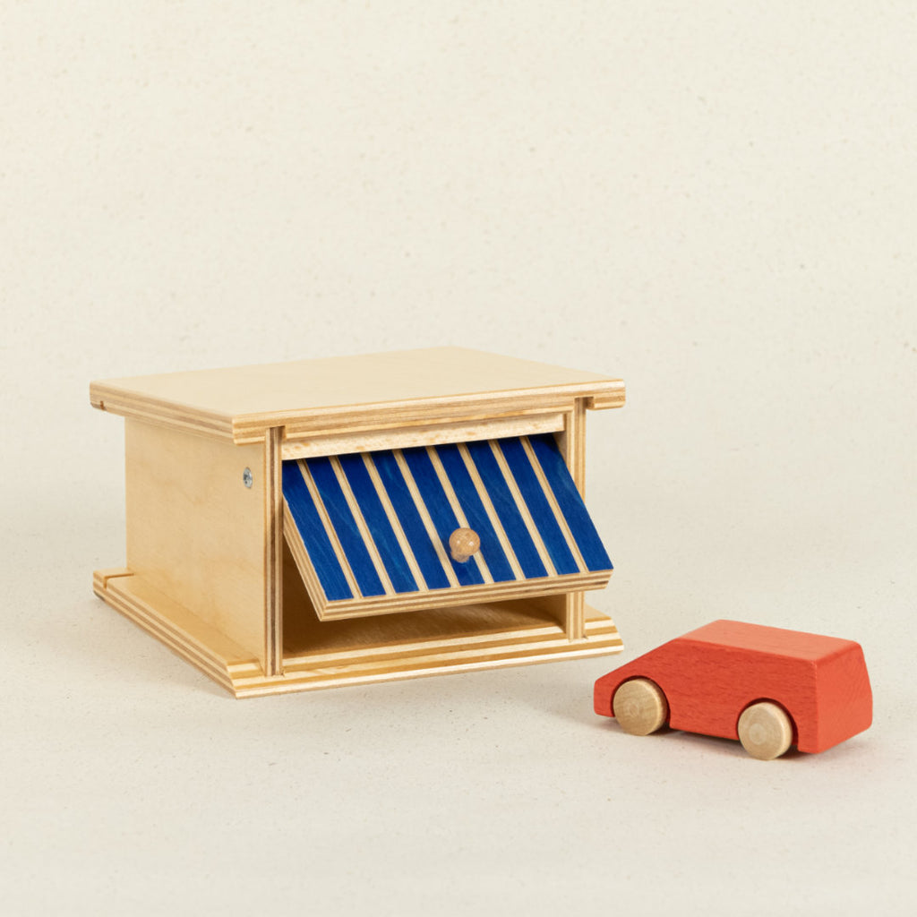 Garage aus Holz mit blau-gestreiftem Kipptor