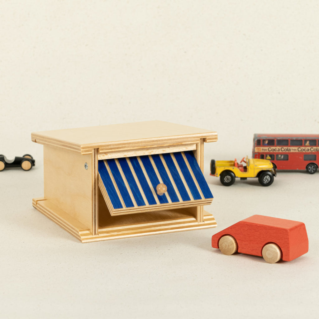 Garage aus Holz mit blau-gestreiftem Kipptor und Platz für zwei Autos