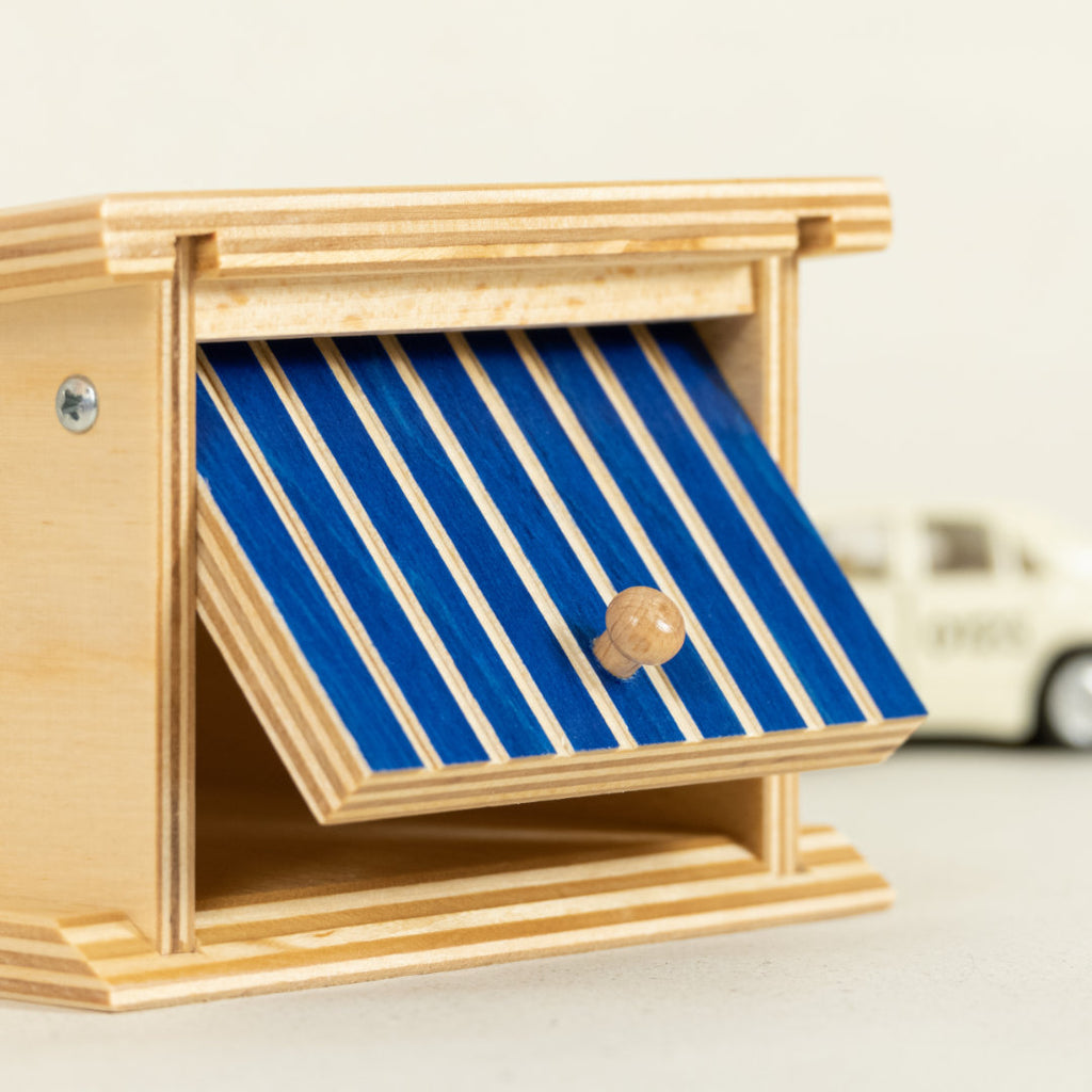 Detail Garage aus Holz, naturlackiert