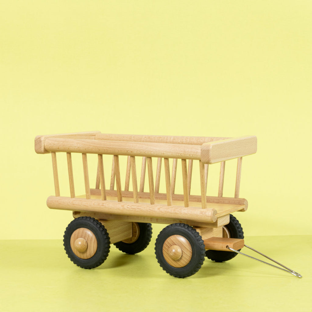 Heuwagen-Anhänger aus naturfarbenem Holz mit Vollgummireifen