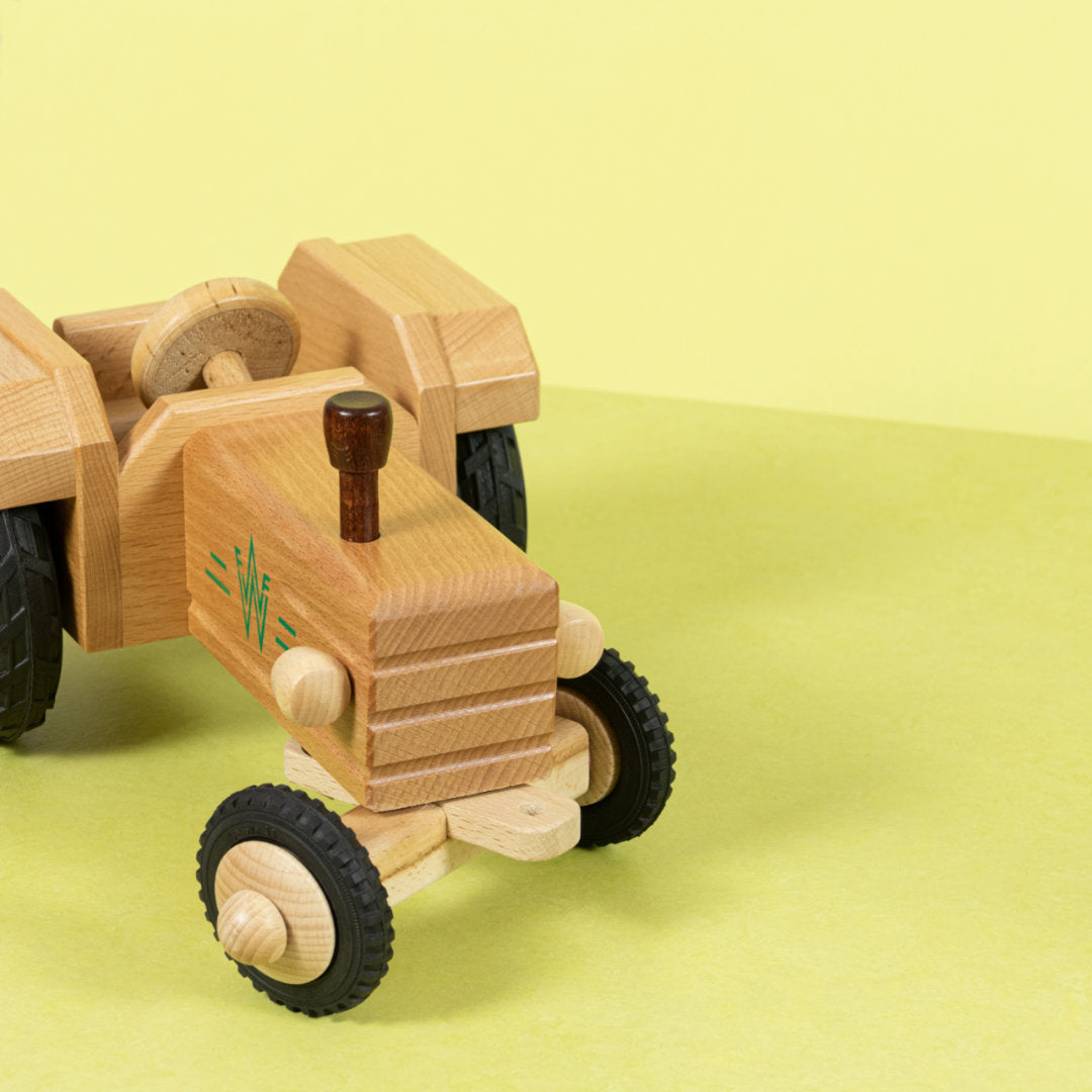 Lenkung des Holztraktors über das Lenkrad und die bewegliche Vorderachse