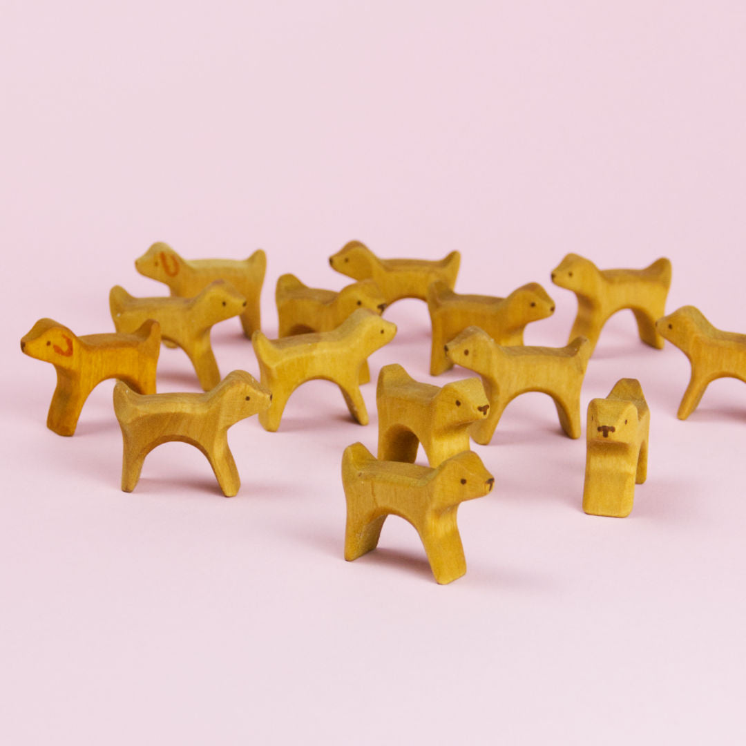 Ansammlung vieler kleiner Hunde aus Holz