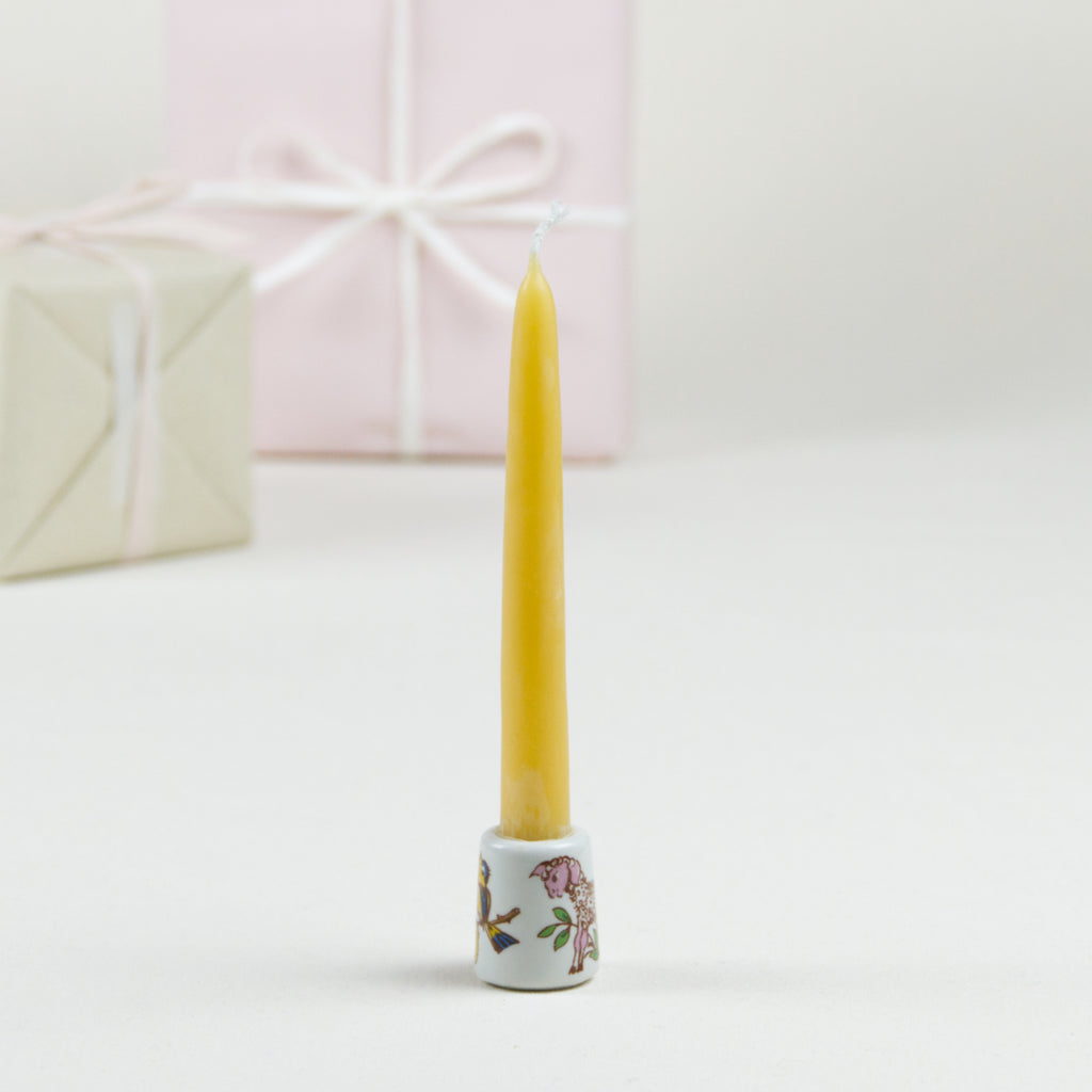 Reine Bienenwachskerze (gelb) mit zwei Weihnachtsgeschenken