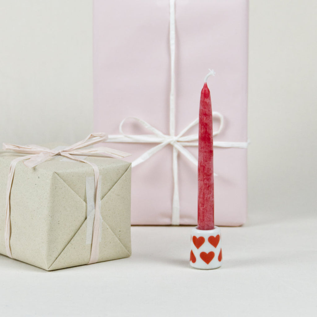 Reine Bienenwachskerze (rot) mit zwei Weihnachtsgeschenken