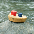 Wasserspielzeug-Dampfer aus Kork, in Naturfarben mir roten und blauen Details