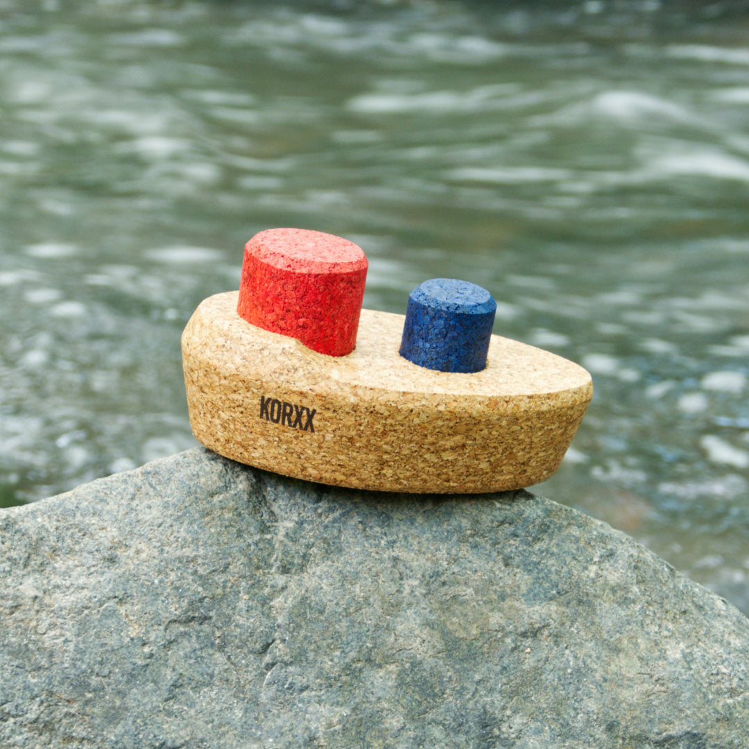 Wasserspielzeug-Dampfer aus Kork, in Naturfarben mir roten und blauen Details