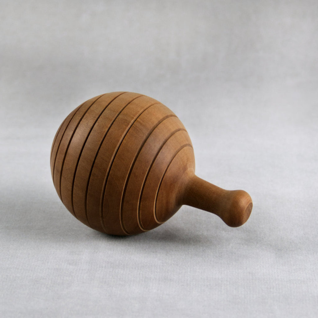 Kugelförmige Rassel mit Griff aus Holz