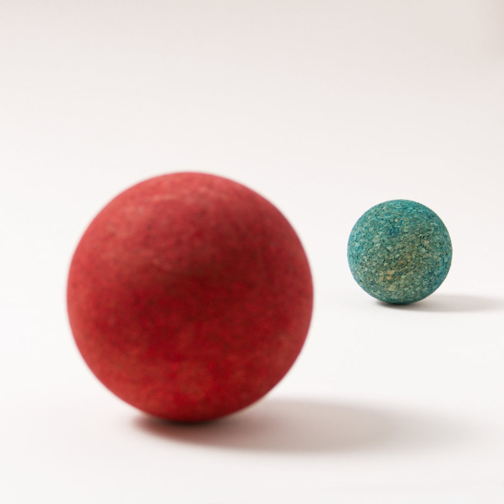 Kugelset aus Kork, zwei Kugeln Rot und Blau