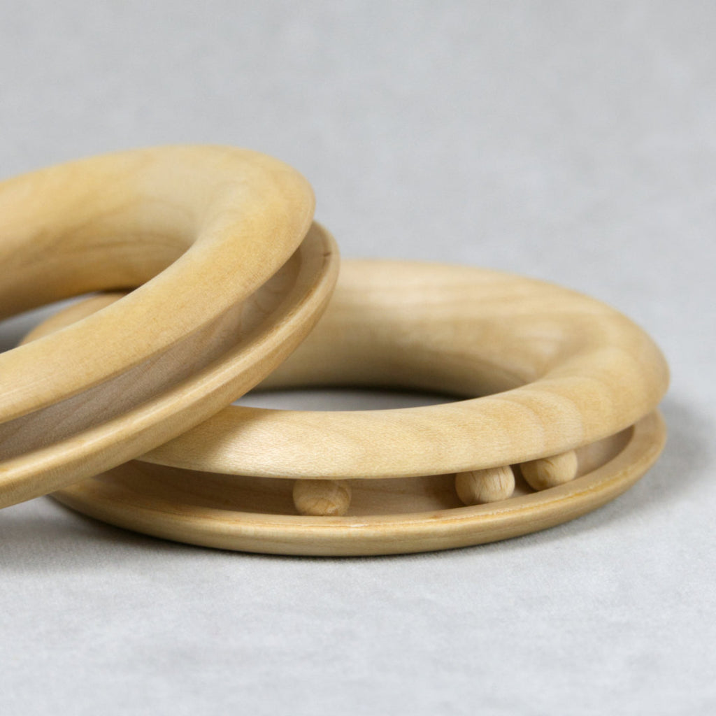 Detail Ring Greiflinge mit eingefassten Holzkugeln