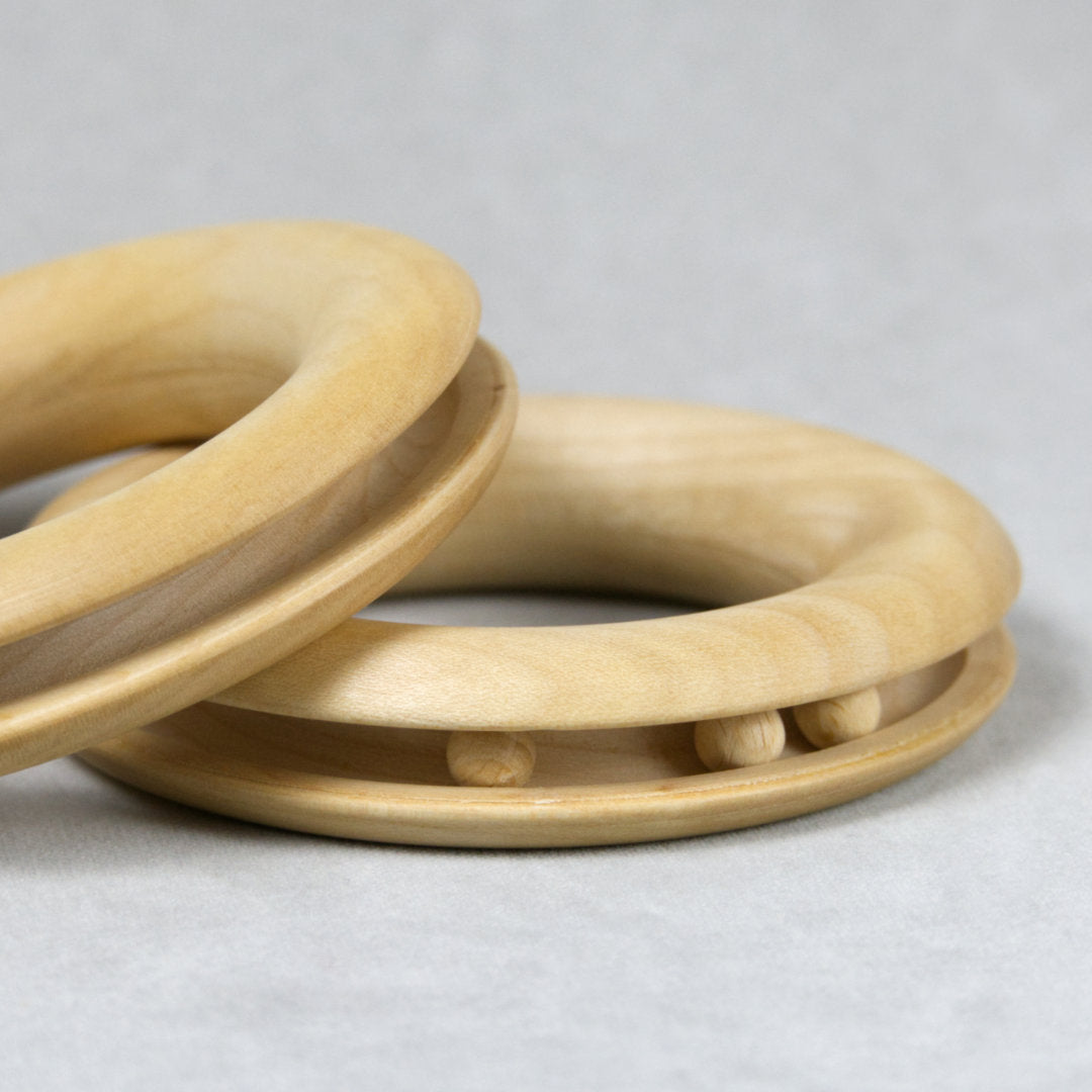 Detail Ring Greiflinge mit eingefassten Holzkugeln