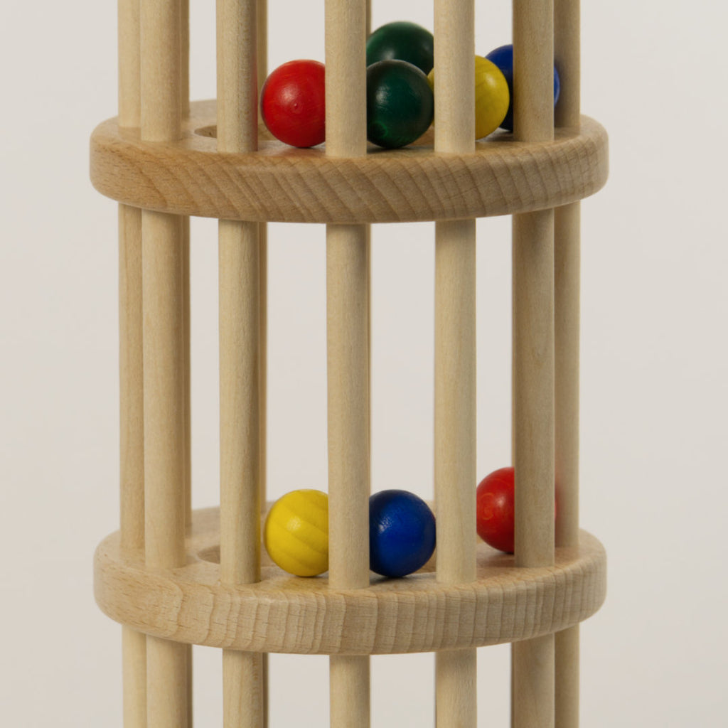 Detail bunte Holzkugeln im Rasselturm