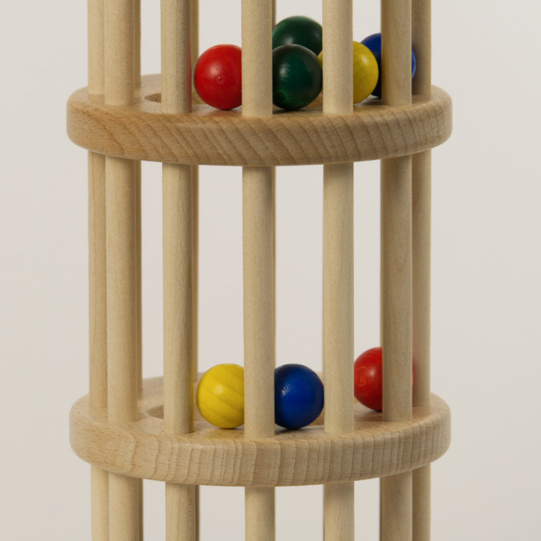 Detail bunte Holzkugeln im Rasselturm