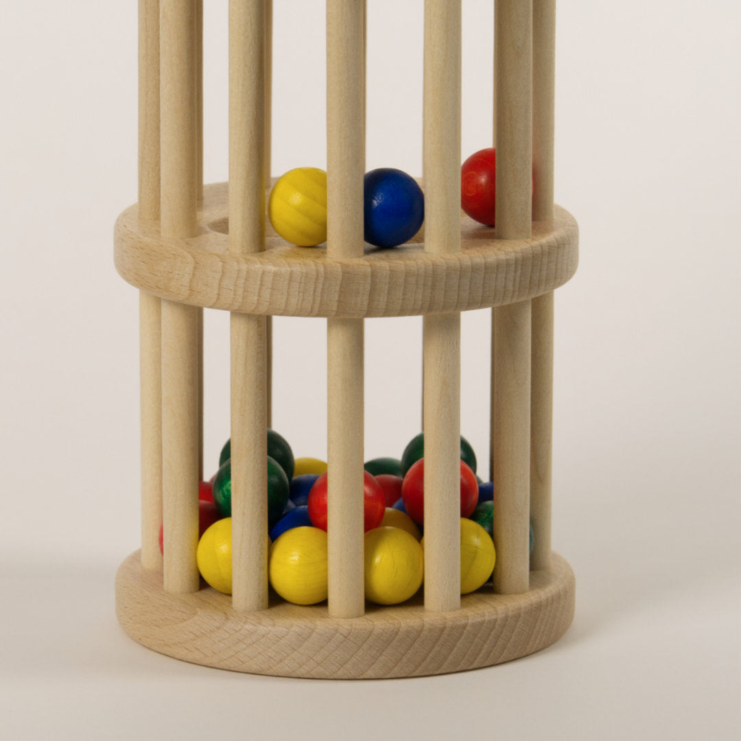 Detail bunte Holzkugeln im Rasselturm