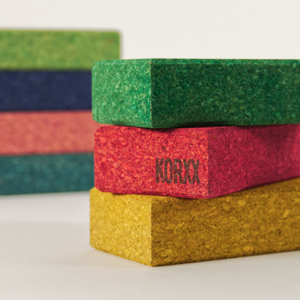 Detail rechteckige Korkbausteine in verschiedenen Farben mit durchscheinender Korkstruktur und Logo