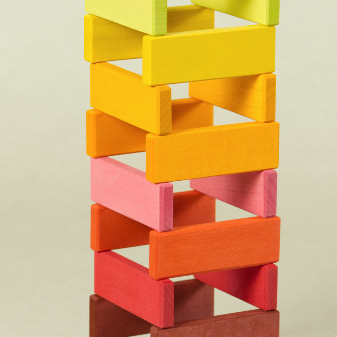 Bausteinkonstruktion in Regenbogenfarben