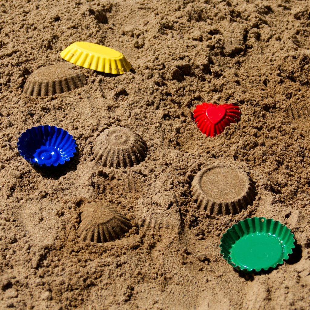 Sandförmchen Set (Metall) aus 4 bunten Formen in gelb, blau, rot und grün