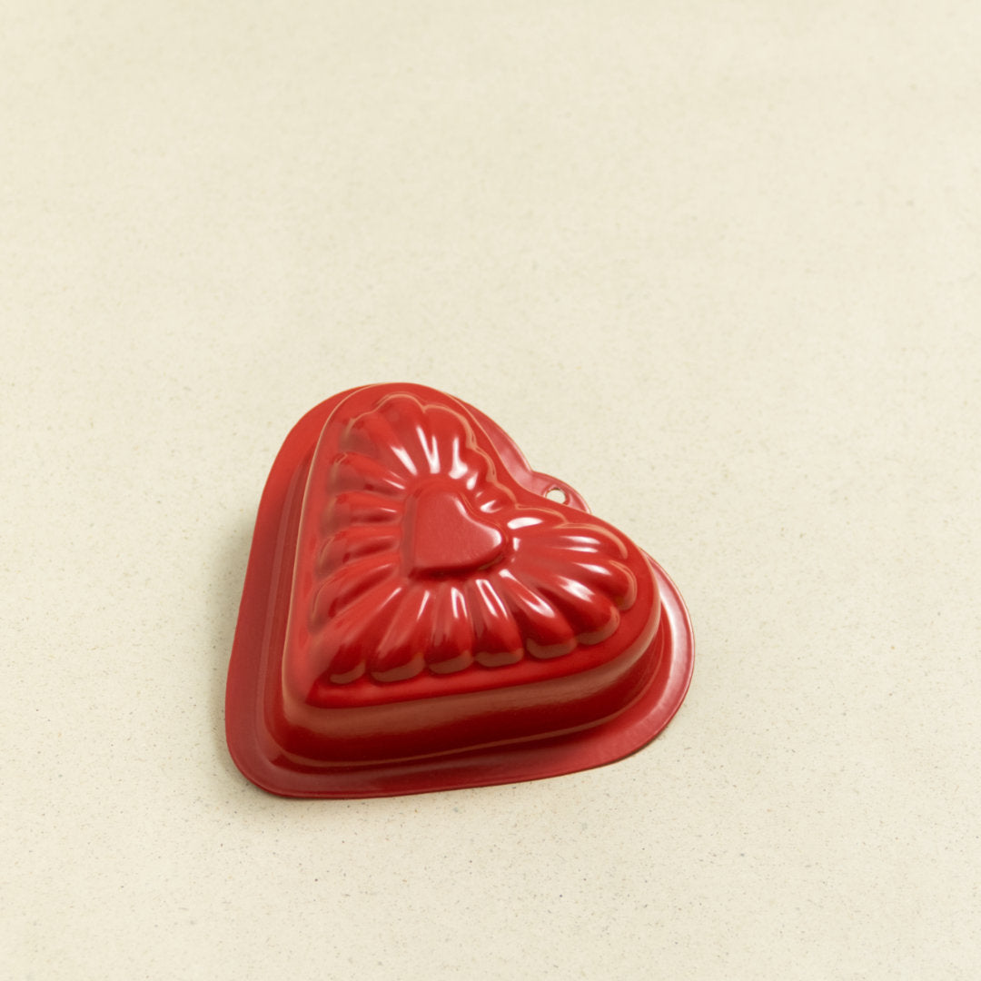 Rote Herz-Form aus Metall