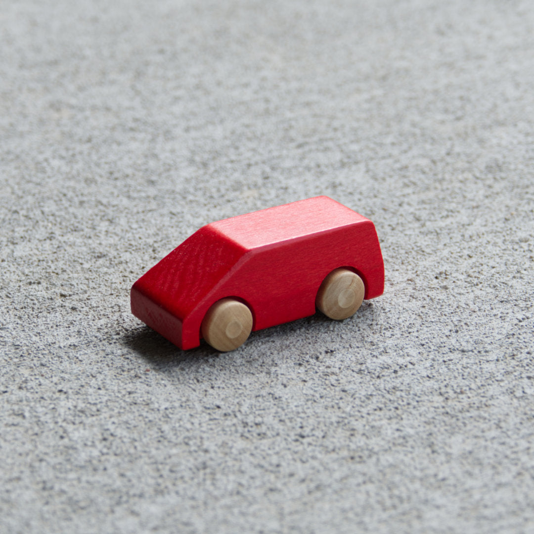 Rotes Holzauto Typ Van aus Buchenholz mit naturfarbenen Reifen von Beck