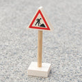 Baustellenschild aus hellem Holz als Zubehör für Verkehrsspiele