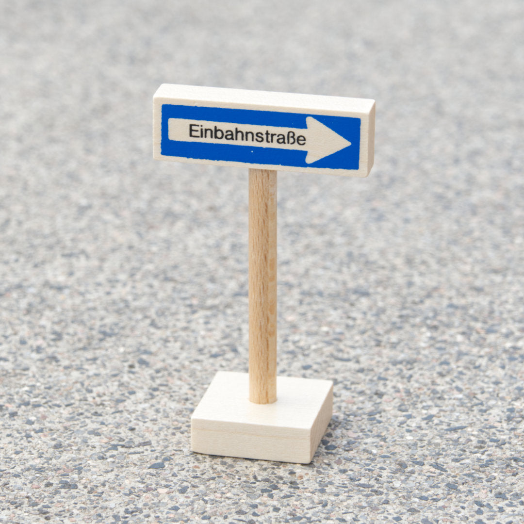 Einbahnstraßenschild aus hellem Holz als Zubehör für Verkehrsspiele