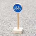 Radwegschild aus hellem Holz als Zubehör für Verkehrsspiele
