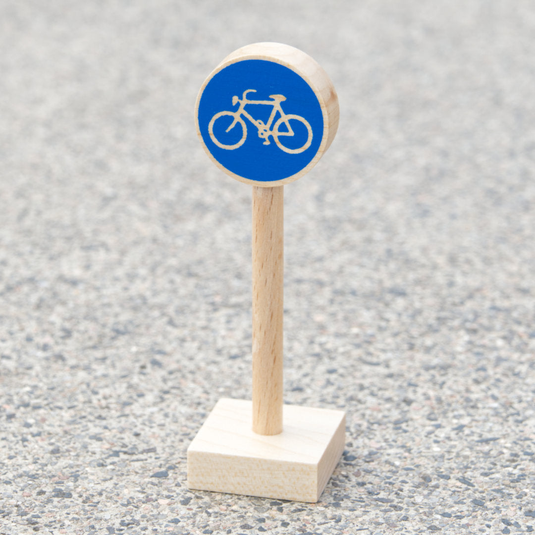 Radwegschild aus hellem Holz als Zubehör für Verkehrsspiele