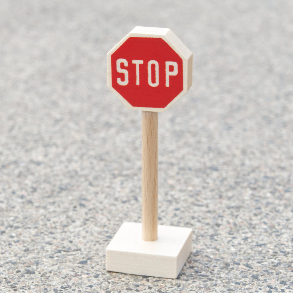 Stopschild aus hellem Holz als Zubehör für Verkehrsspiele