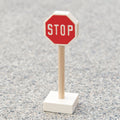 Stopschild aus hellem Holz als Zubehör für Verkehrsspiele
