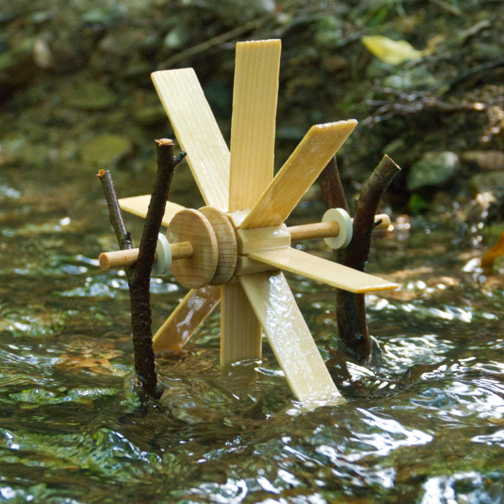 Kleines Holz-Wasserrad zum Zusammenbauen im Bach