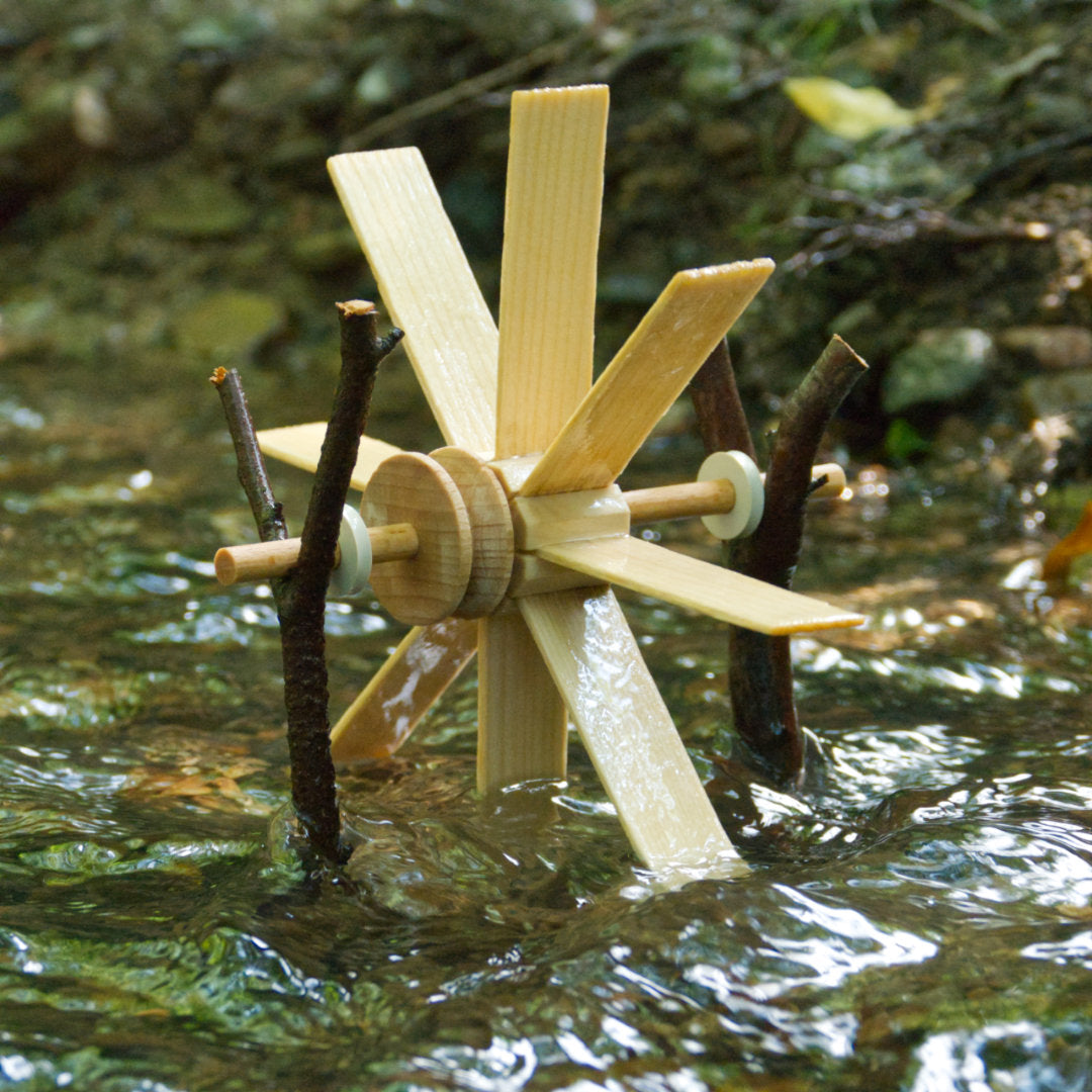 Kleines Holz-Wasserrad zum Zusammenbauen im Bach