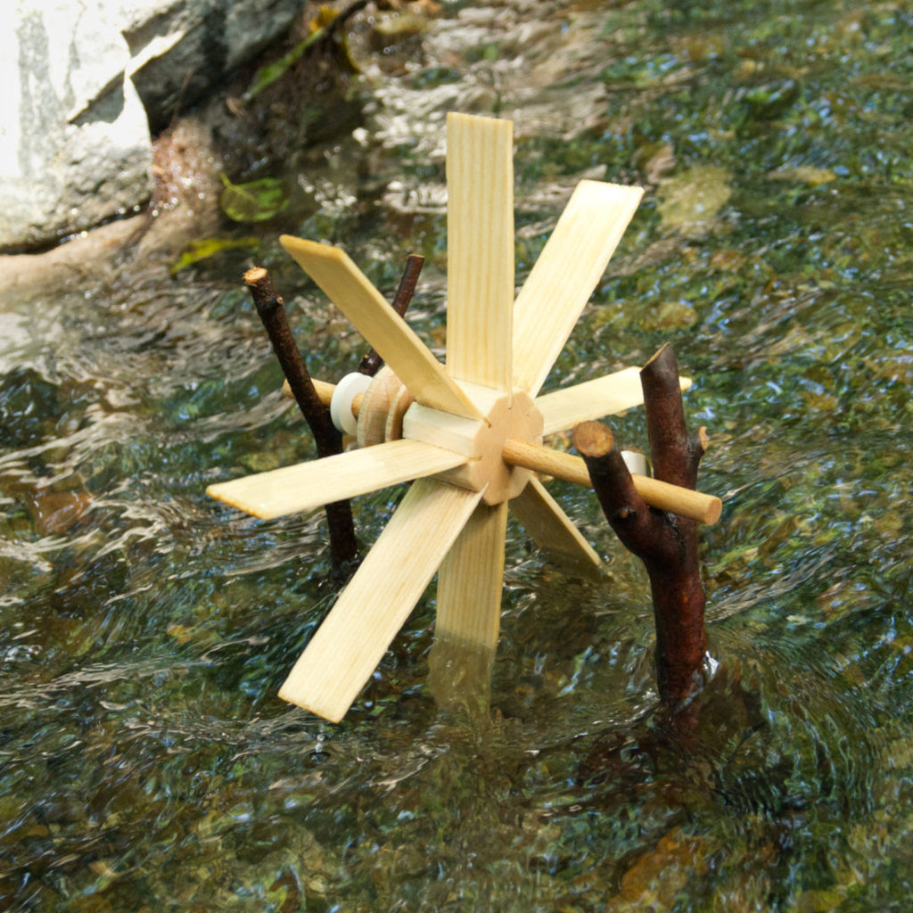 Kleines Holz-Wasserrad zum Zusammenbauen im Bach