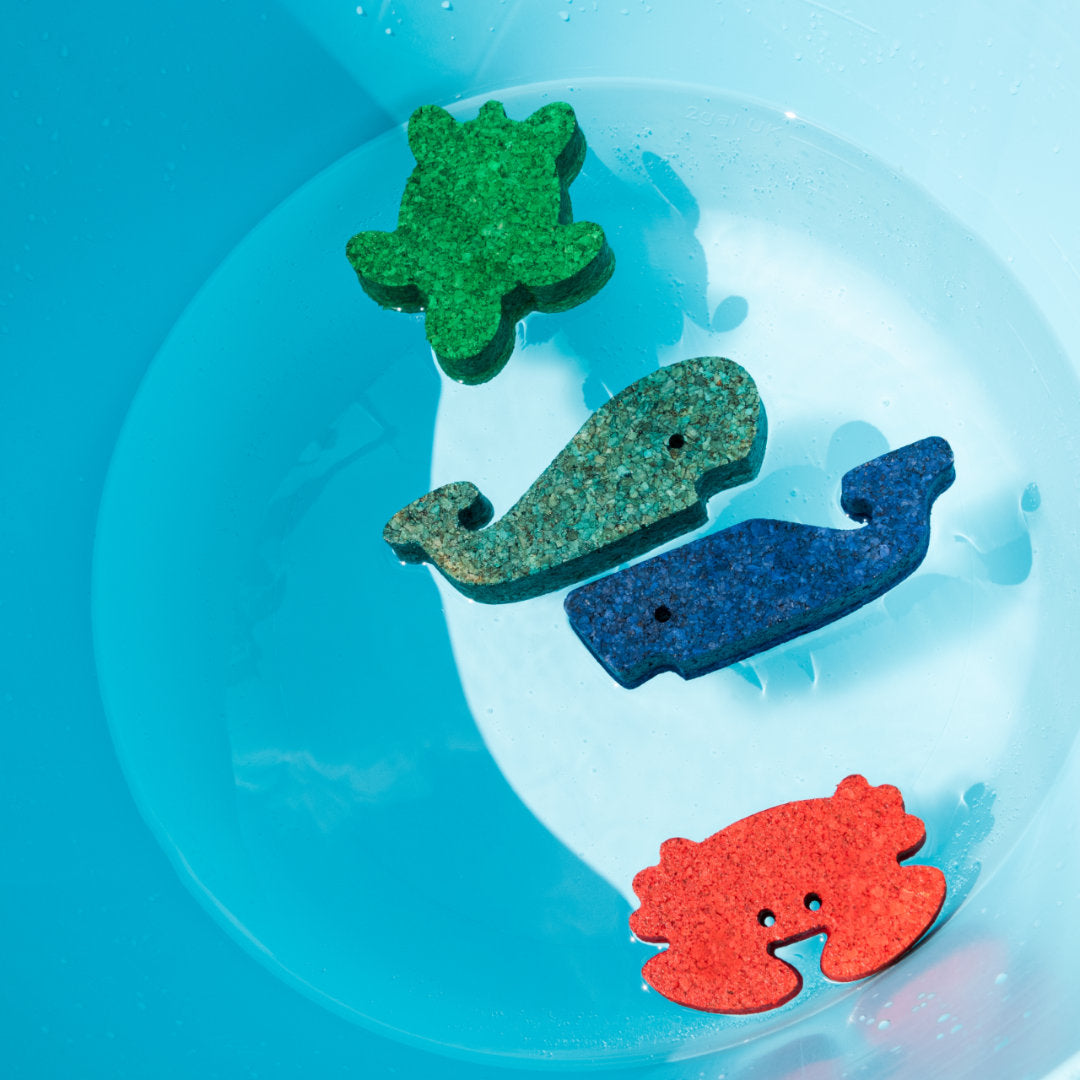Buntes Badespielzeug im Wasser Typ Wal, Pottwal, Schildkröte und Krebs