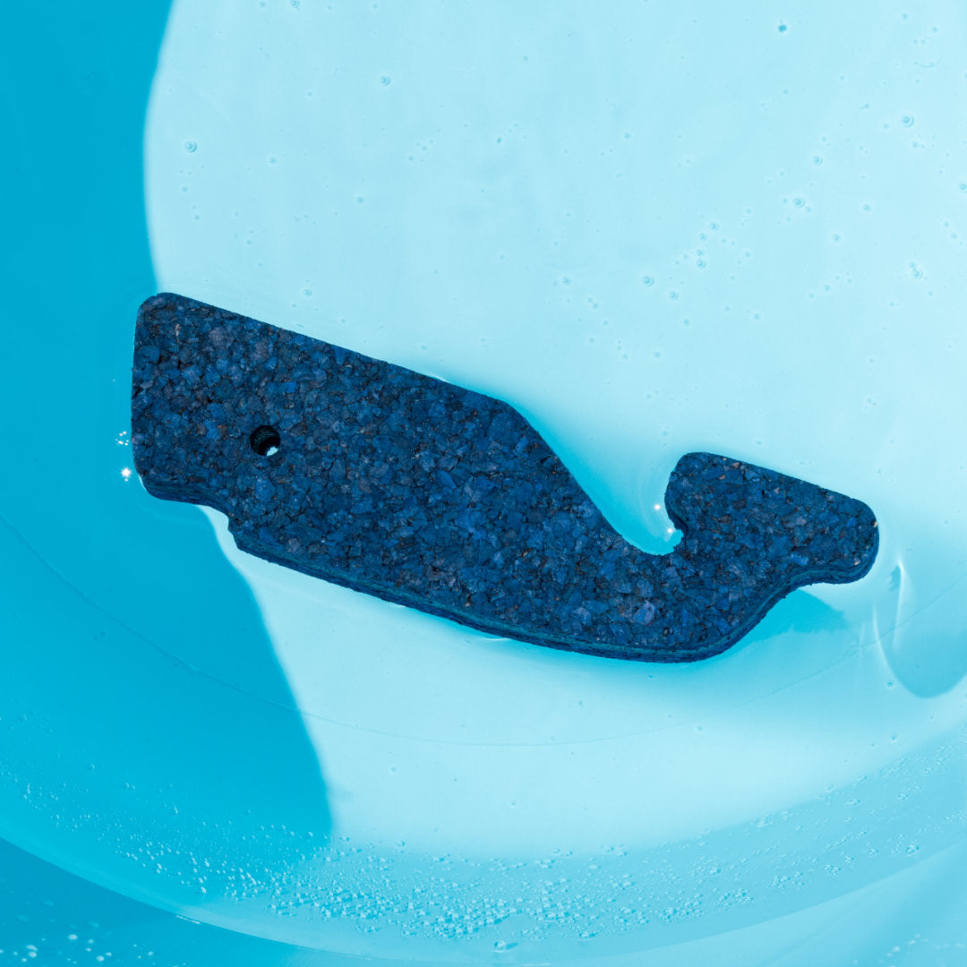 Badespielzeug Pottwal aus Kork Dunkelblau im Wasser
